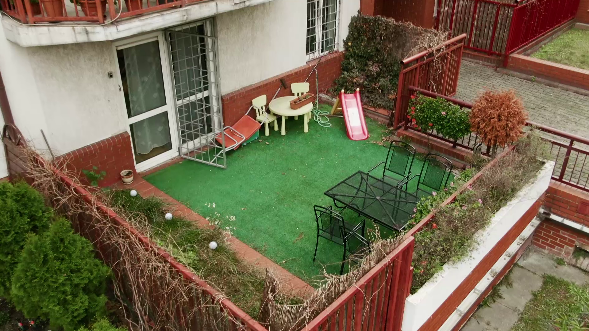 "Polowanie na ogród - tarasy": stylowy salon z widokiem na brzydki taras